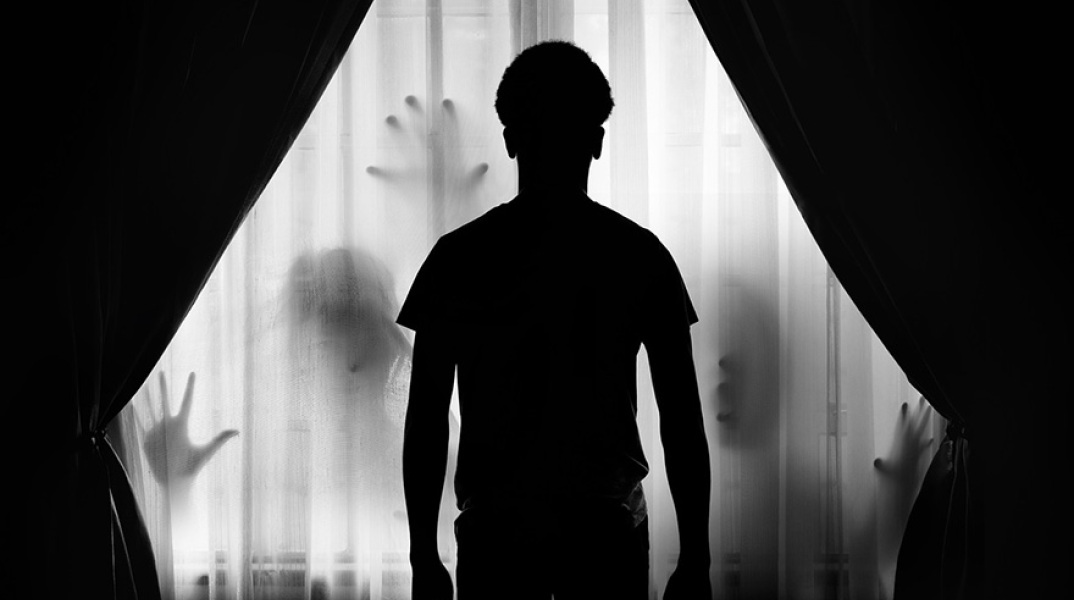 Άνθρωπος και σκιές σε μαύρο φόντο