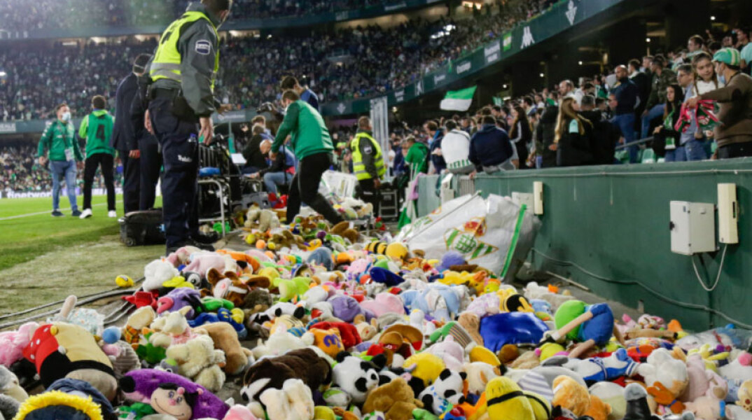 Τα λούτρινα αρκουδάκια που πέταξαν οι φίλαθλοι της Μπέτις