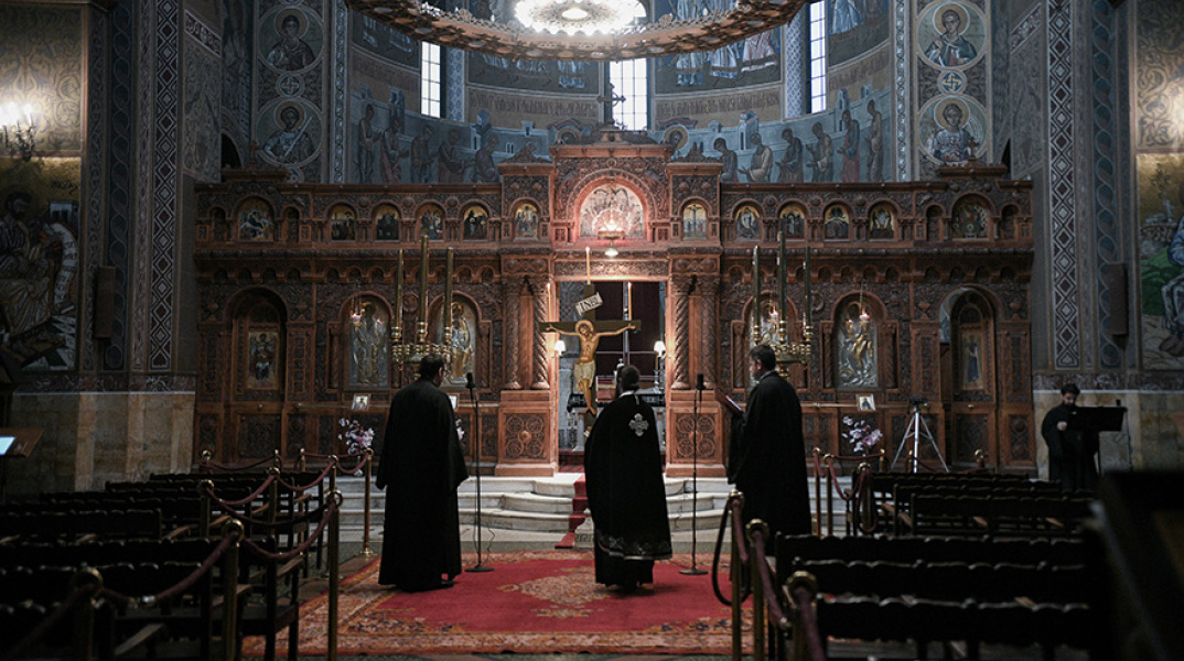 Ιερείς μέσα σε εκκλησία