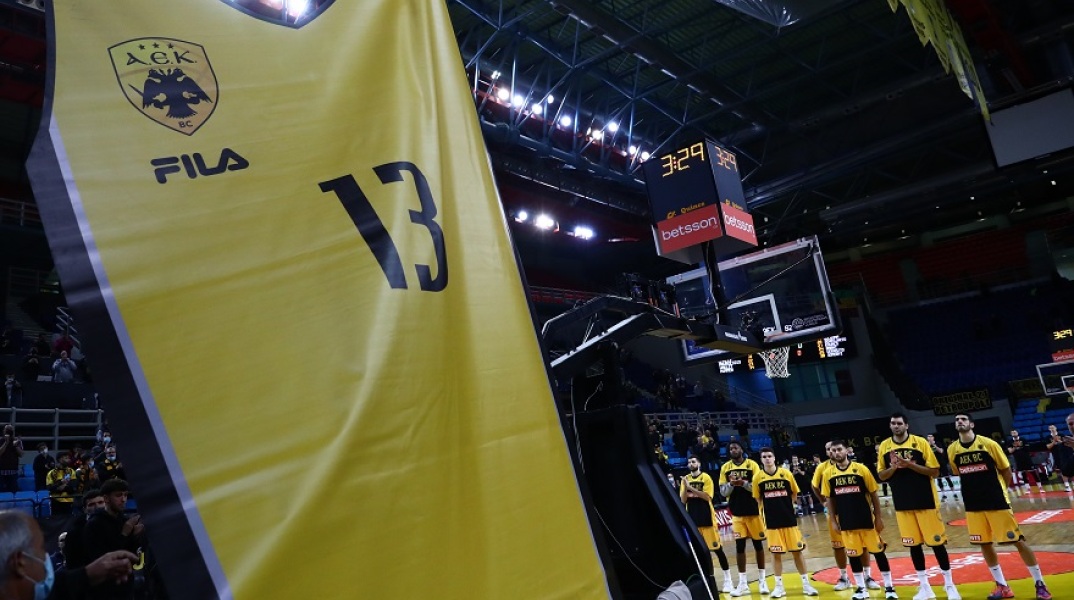 Η ΑΕΚ απέσυρε τη φανέλα του Στέφαν Γέλοβατς 