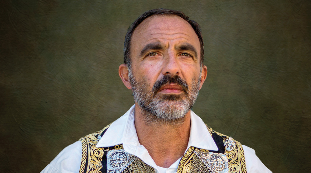 Ο Νίκος Αλιάγας με παραδοσιακή ελληνική φορεσιά