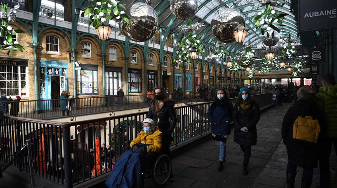 Η μετάλλαξη Όμικρον εξαπλώνεται ταχύτατα στη Βρετανία