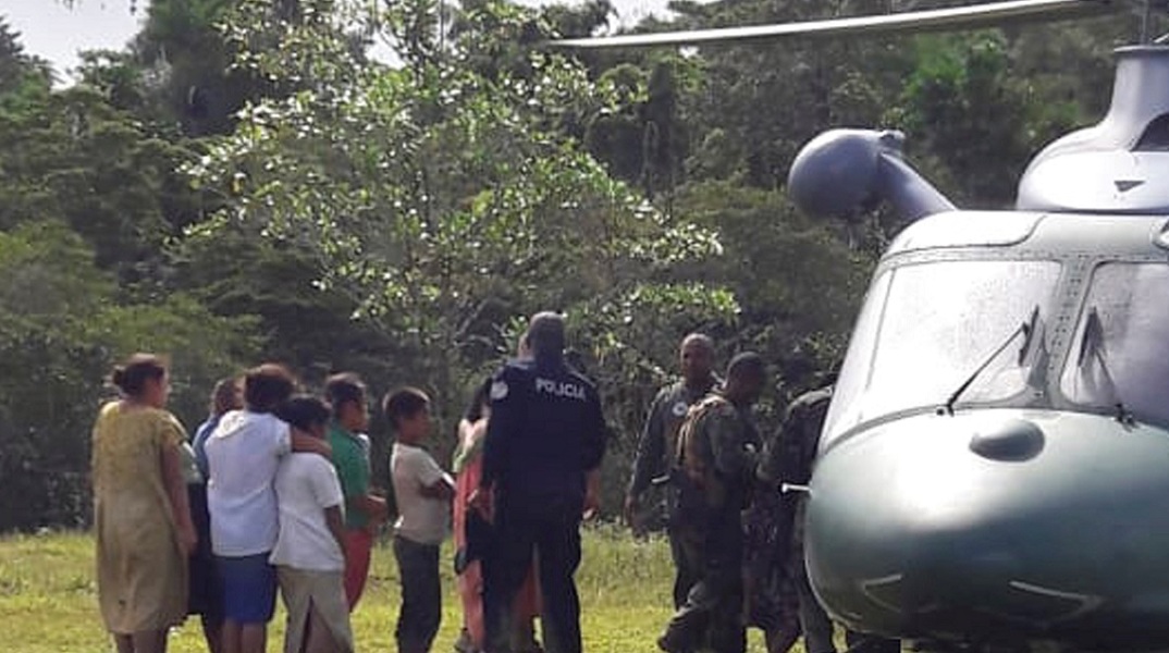 Στιγμιότυπο που δείχνει άτομα να διασώζονται από την Εθνική Υπηρεσία Αεροπορίας, στην κοινότητα Τερόν, στον Παναμά, μετά τις δολοφονίες. 