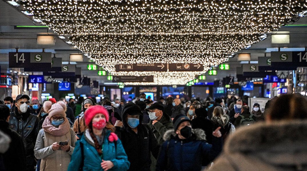 Πολίτες με μάσκα για τον κορωνοϊό στη Γερμανία