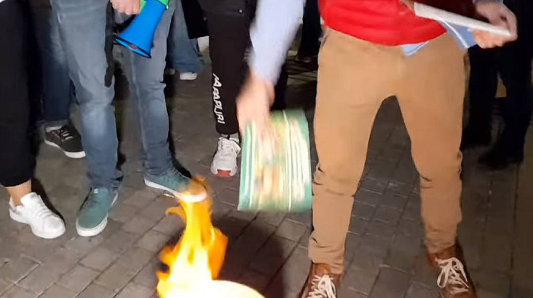 Χαλκίδα: Aρνητές έκαψαν το βιβλίο «Όχι! Δεν θα μας μπείτε στη μύτη» του Ευγένιου Τριβιζά