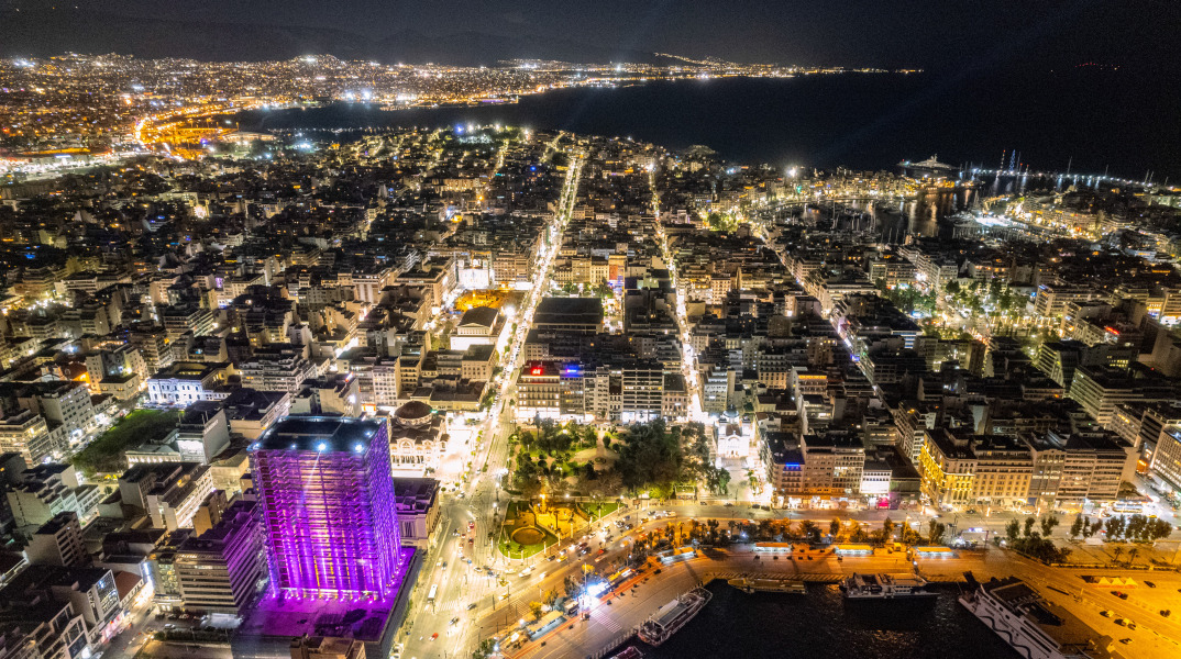 Ο Πύργος Πειραιά φωταγωγήθηκε