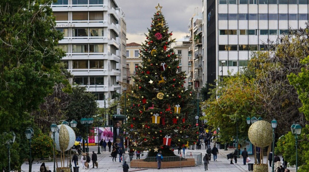 Το Χριστουγεννιάτικο δέντρο στην πλατεία Συντάγματος