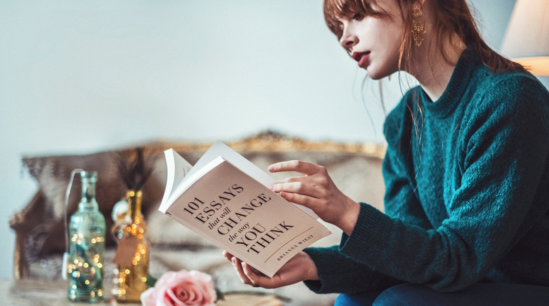 Μια κοπέλα διαβάζει βιβλίο προσωπικής βελτίωσης