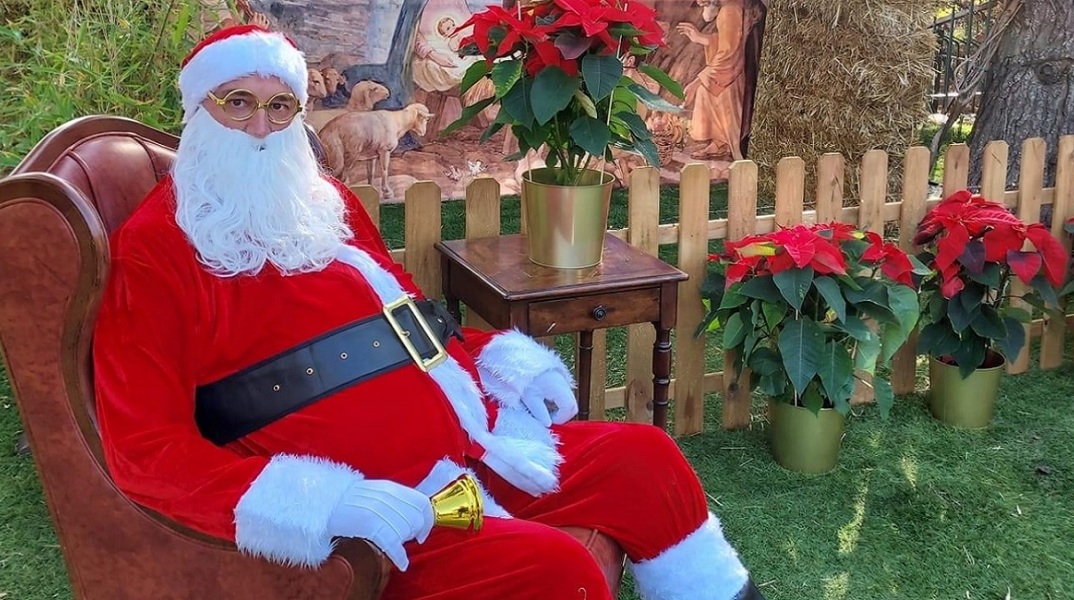 Ο Παναγιώτης Γεωργιόπουλος, ντυμμένος Άγιος Βασίλης.