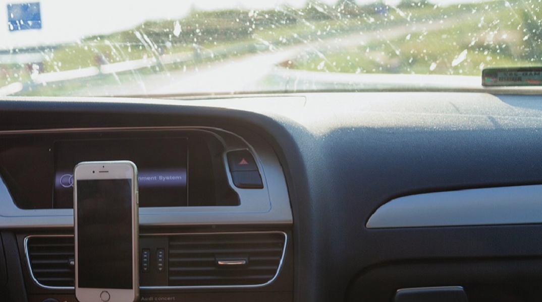 «Δεν μπορούσα να διανοηθώ ότι το αυτοκίνητο θα έβγαινε στον κεντρικό δρόμο», λέει ο άνδρας που έσωσε τα δύο παιδιά στα Χανιά