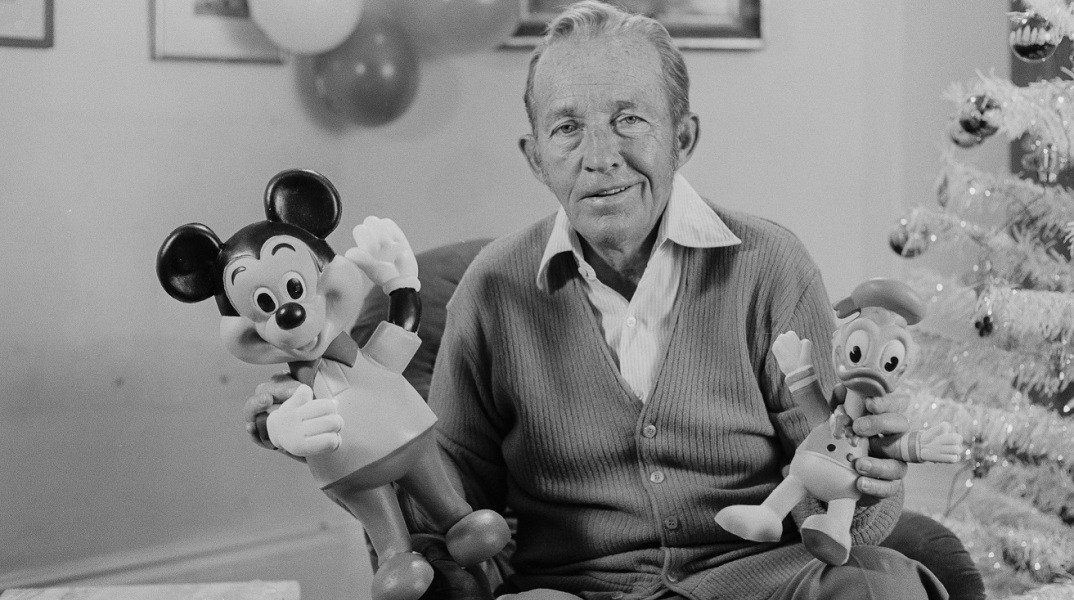 Ο Bing Crosby κρατά ομοιόωματα του Μίκυ Μάους και του Ντόναλντ Ντακ κατά τη διάρκεια γυρισμάτων του τηλεοπτικού σόου «Disney Time» για το BBC