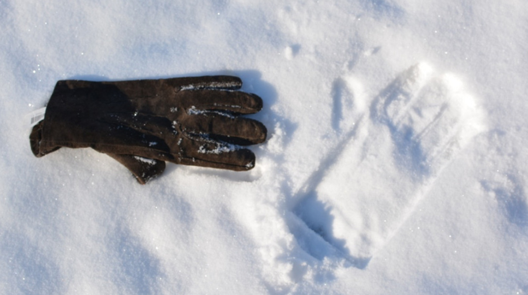 Φωτογραφία στο εξώφυλλο της συλλογής «Ποιήματα» του Ηλία Ευθυμιόπουλου (εκδ. ATHENS VOICE BOOKS)