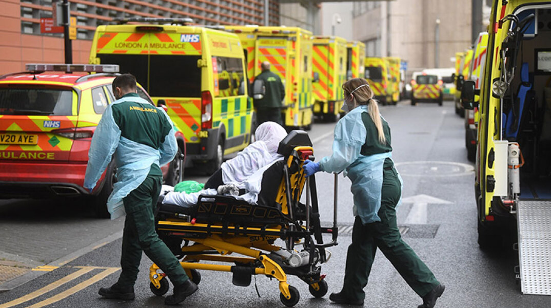 Ασθενής με κορωνοϊό μεταφέρεται σε νοσοκομείο στο Λονδίνο