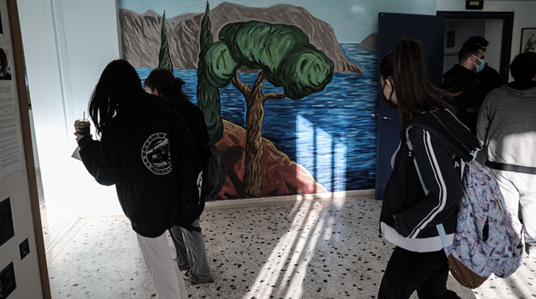 Μαθητές σε σχολείο με μάσκα για τον κορωνοϊό