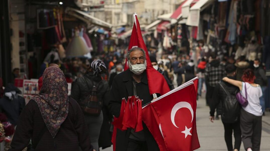 Τουρκία: Η κυβέρνηση «τρέχει» – Αυξάνει μισθούς και συντάξεις 