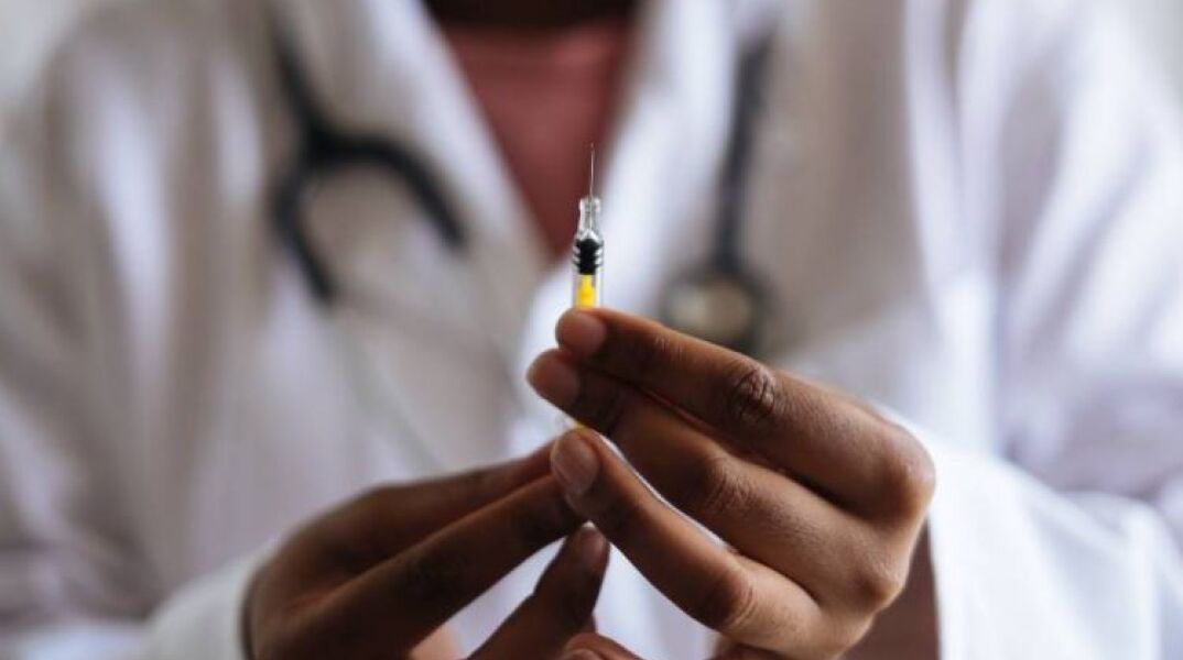 Νέα πλατφόρμα για εμβολιασμό από ιδιώτες γιατρούς σε ιατρεία και κατ’ οίκον