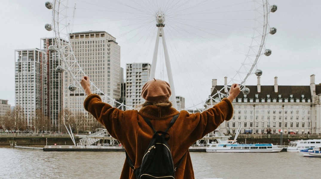 Η μετάλλαξη Όμικρον οδηγεί σε αναθεώρηση των προβλέψεων για το 2022