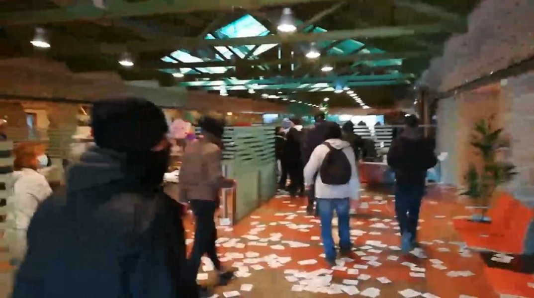 Επίθεση Ρουβίκωνα στα κεντρικά γραφεία του Jumbo 