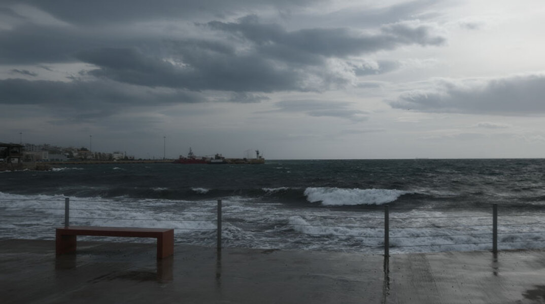 Έως 9 μποφόρ οι άνεμοι στο Αιγαίο, με την κακοκαιρία «Κάρμελ» να φέρνει απαγορευτικό απόπλου σε Πειραιά, Ραφήνα και Λαύριο