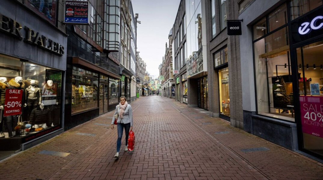 Σε νέο lockdown η Ολλανδία για τον κορωνοϊό - Εικόνα από το έρημο Άμστερνταμ