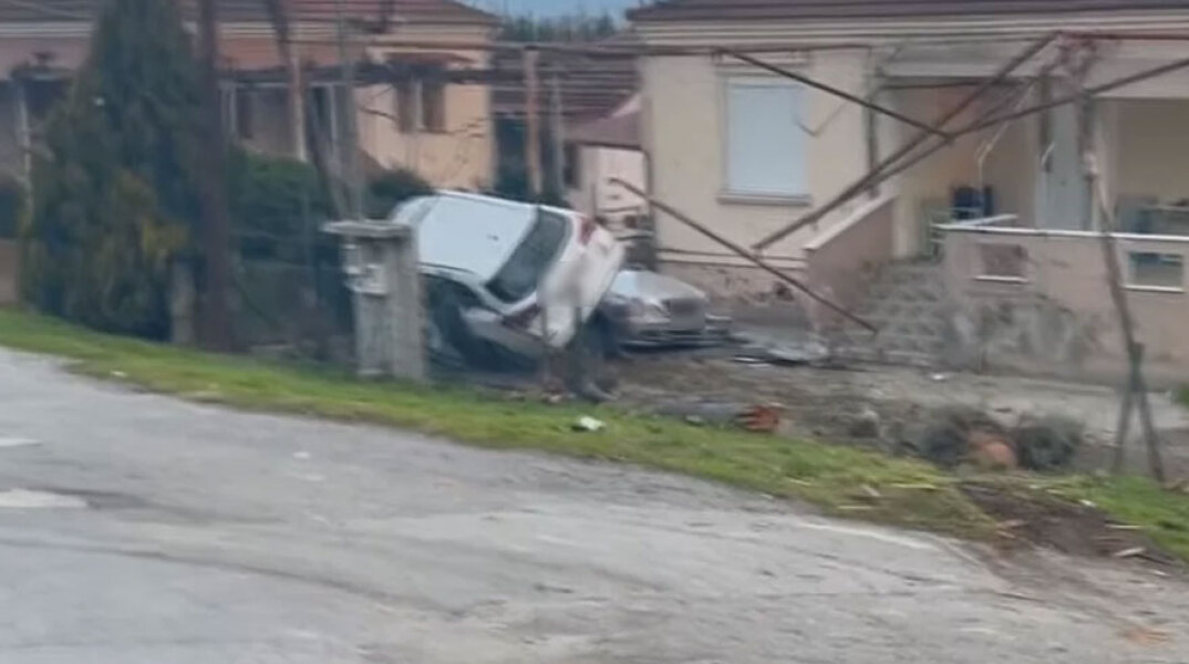 Τροχαίο στην Ημαθία με αυτοκίνητο να σταματά στην αυλή σπιτιού στο Νησέλι