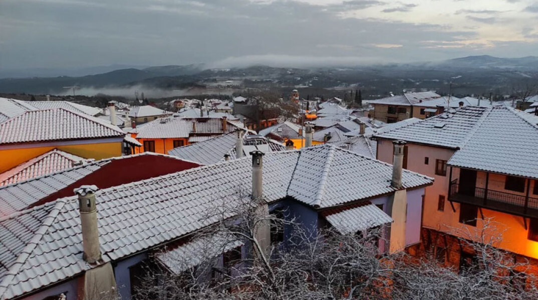 Χιόνια στον οικισμό Αρναία στη Χαλκιδική από την κακοκαιρία «Κάρμελ»