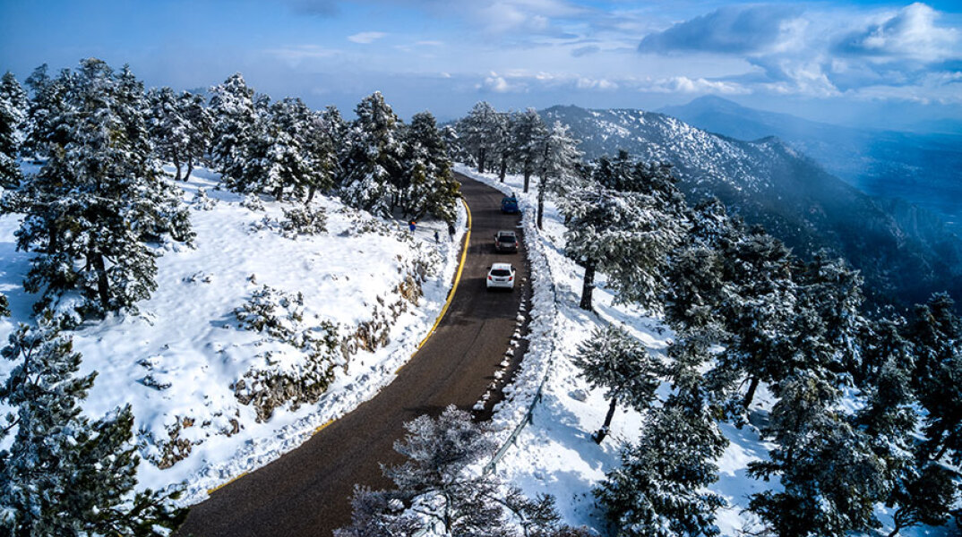 Χιόνια στην Πάρνηθα έφερε η κακοκαιρία «Κάρμελ»