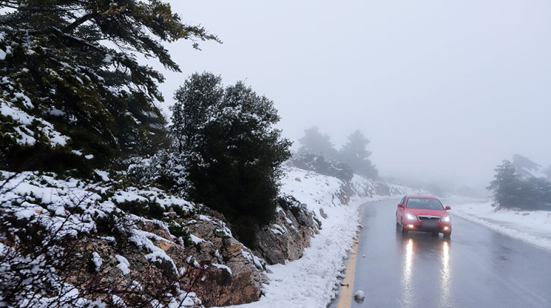 Χιόνια στην Πάρνηθα - Σε εξέλιξη η κακοκαιρία «Κάρμελ» στην Αττική