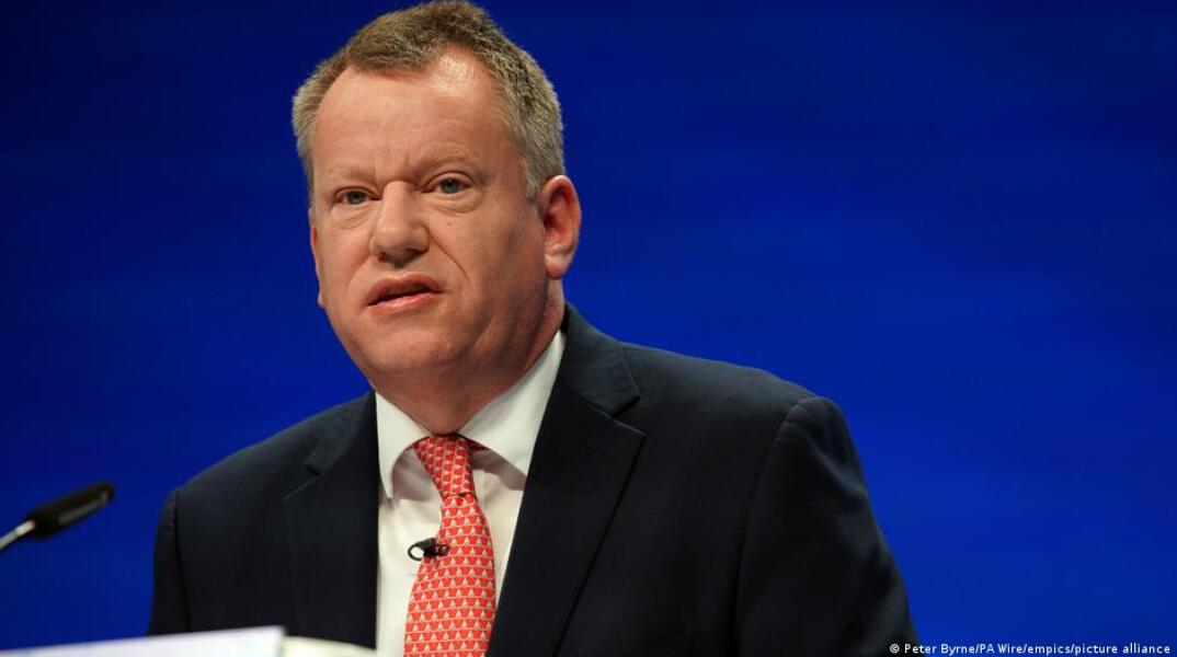 Τρίζει η καρέκλα του Τζόνσον μετά την παραίτηση Φροστ