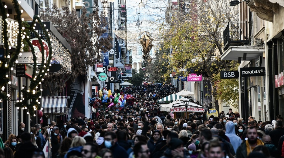 ΑΥΞΗΜΕΝΗ ΚΙΝΗΣΗ ΣΤΗΝ ΟΔΟ ΕΡΜΟΥ ΚΑΙ ΣΤΑ ΑΝΟΙΧΤΑ ΕΜΠΟΡΙΚΑ ΚΑΤΑΣΤΗΜΑΤΑ (ΤΑΤΙΑΝΑ ΜΠΟΛΑΡΗ/EUROKINISSI)