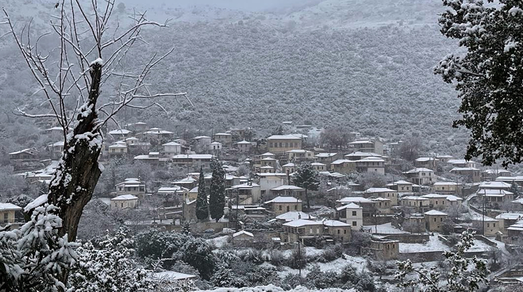 Χιονίζει στο Κολοκοκρωνίτσι και οι εικόνες είναι μαγικές