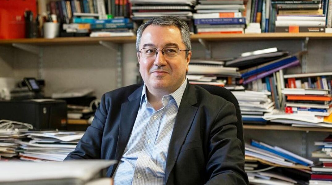 Ηλ. Μόσιαλος: Όσοι έχουν κάνει και την τρίτη δόση, δεν θα πρέπει να ανησυχούν ιδιαίτερα για την Όμικρον