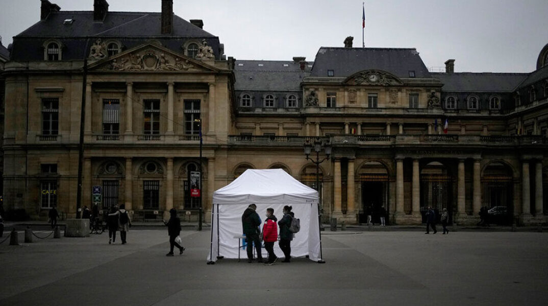 Παραλλαγή Όμικρον – Τι δείχνουν τα νέα στοιχεία από τη Νότια Αφρική για τον αριθμό των νοσηλειών