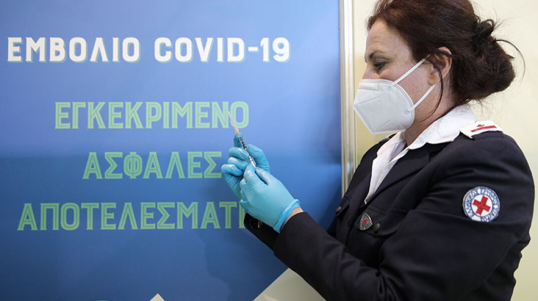 Εμβόλιο για τον κορωνοϊό στο mega εμβολιαστικό κέντρο στη Γλυφάδα