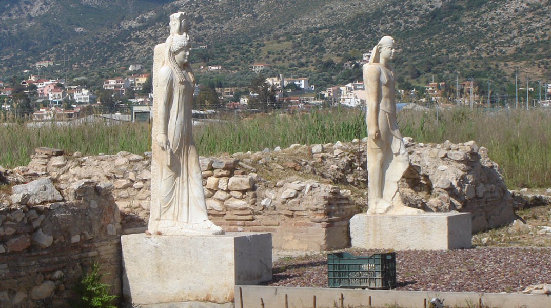 Αρχαιολογικός χώρος της Μπρεξίζας: Νότιος πυλώνας του Ιερού των Αιγυπτίων Θεών με εκμαγεία αγαλμάτων της Ίσιδας και ενός θεού σε μορφή Φαραώ. (Τα πρωτότυπα εκτίθενται στο Αρχαιολογικό Μουσείο Μαραθώνα.)