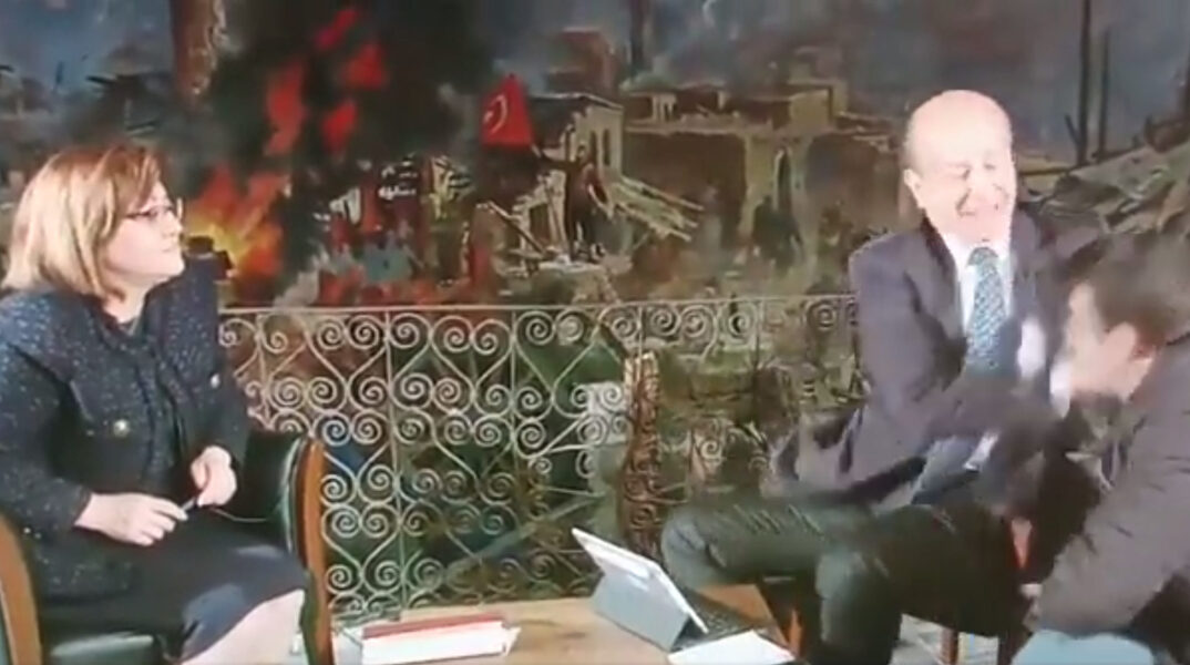 Βίντεο: Τουρκία – Δημοσιογράφος χαστούκισε τεχνικό σε ζωντανή μετάδοση