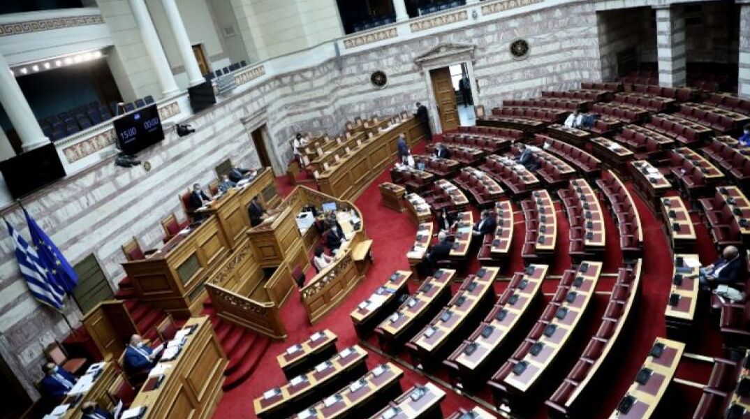 Ατύχημα στη Βουλή: Ελληνική σημαία έπεσε στο κεφάλι υπαλλήλου