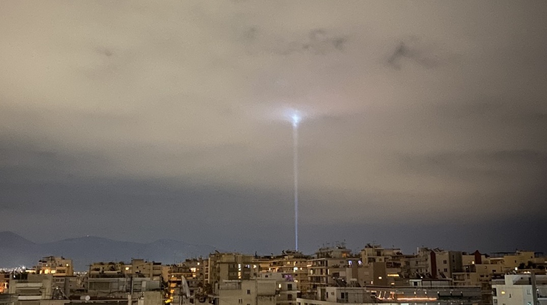 H δέσμη φωτός που βλέπουν οι κάτοικοι στα νότια προάστια