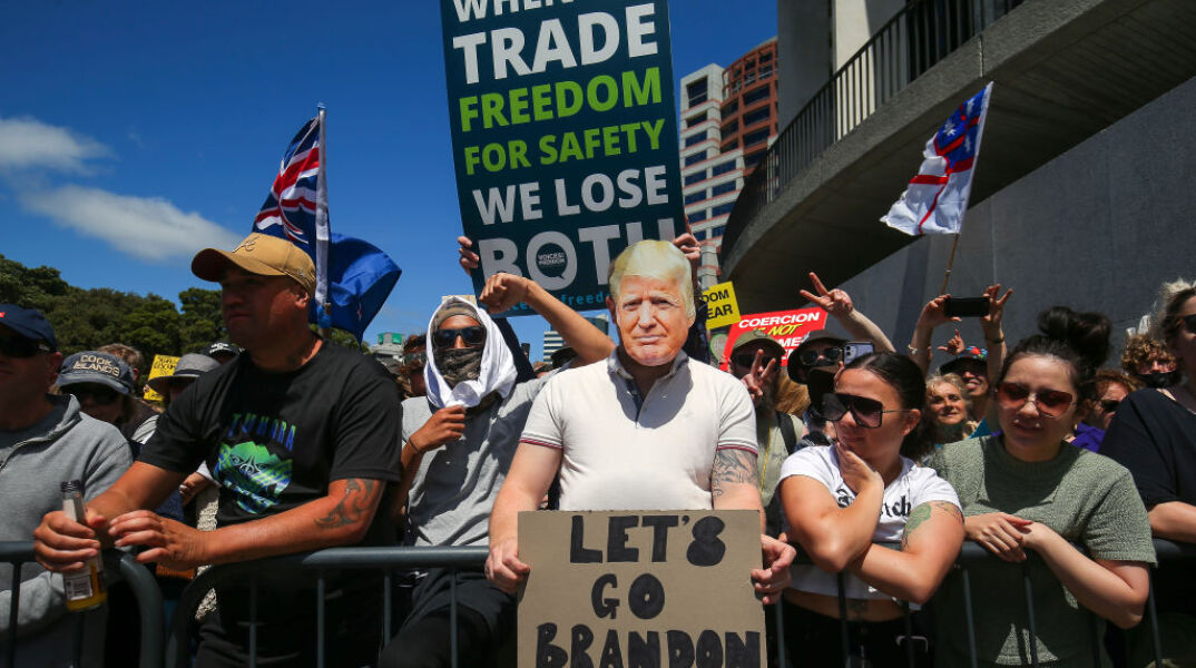 Ο Ντόναλντ Τραμπ αποκάλυψε ότι έκανε την τρίτη δόση και υποστηρικτές του τον γιούχαραν