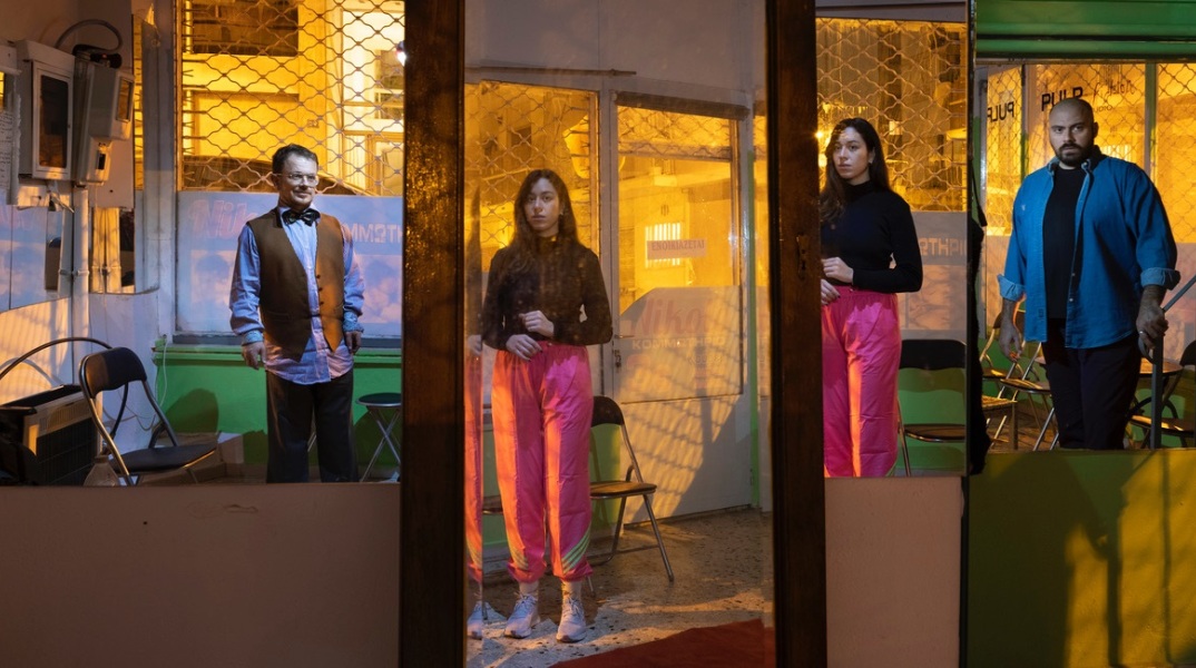 Στιγμιότυπο από την «Παράσταση» στο εγκαταλελειμμένο κουρείο στο Γκύζη.  