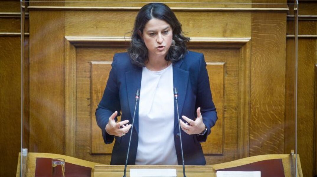 H ΥΠΟΥΡΓΟΣ ΠΑΙΔΕΙΑΣ ΝΙΚΗ ΚΕΡΑΜΕΩΣ ΣΤΟ ΒΗΜΑ ΤΗΣ ΒΟΥΛΗΣ 