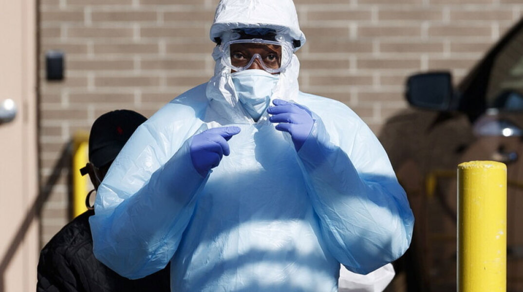 Υγειονομικός στις ΗΠΑ με προστατευτικό εξοπλισμό για τον κορωνοϊό