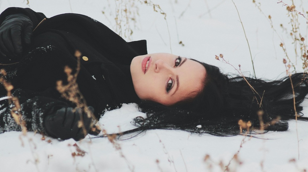 Ένα κορίτσι στα χιόνια.