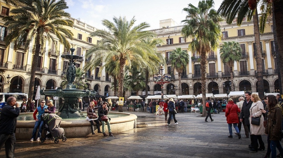 Ισπανία: Ξανά υποχρεωτική η χρήση μάσκας σε εξωτερικούς χώρους