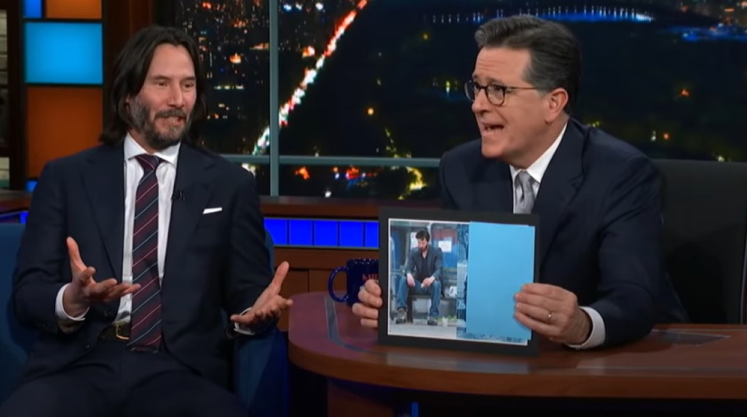 Ο Κιάνου Ριβς και ο Στέφεν Κόλμπερτ κατά τη διάρκεια της εκπομπής Late Show