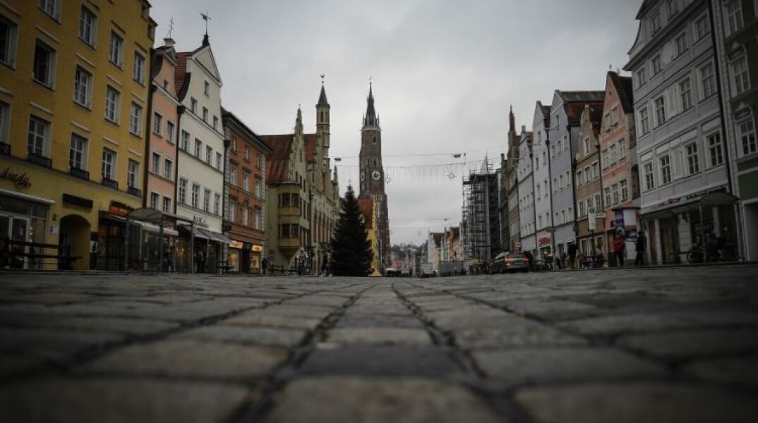 Γερμανία-COVID-19: Ανακοινώθηκε ο πρώτος θάνατος ασθενή που έφερε την παραλλαγή Όμικρον του κορονοϊού	