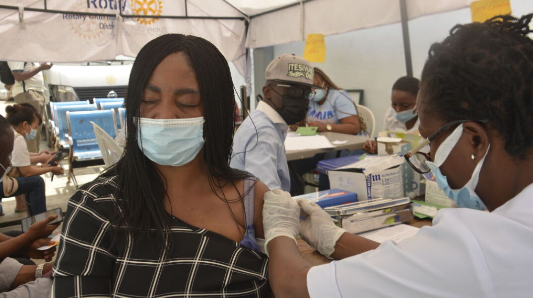 AstraZeneca: Αποτελεσματικό κατά 83% το κοκτέιλ αντισωμάτων