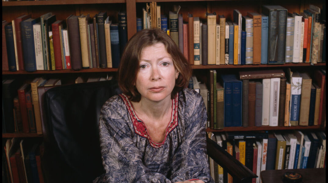 Τζόαν Ντίντιον: Η μυθική φιγούρα της Νέας Δημοσιογραφίας που έγινε διαχρονικό style icon