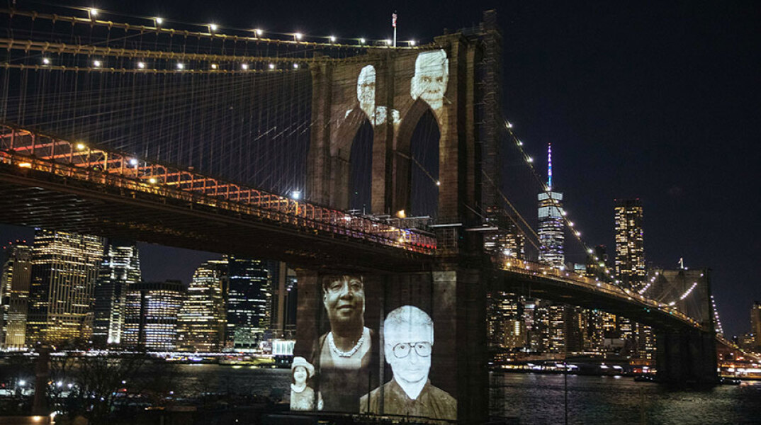 Εικόνες από πολίτες που πέθαναν από κορωνοϊό, προβάλλονται στη Γέφυρα του Μπρούκλιν στη Νέα Υόρκη