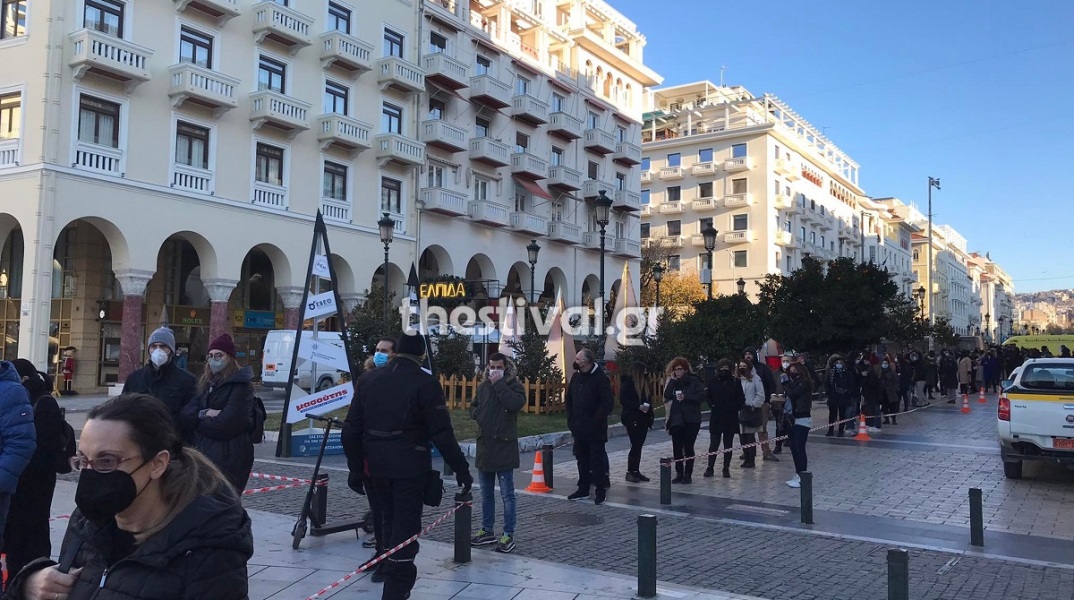 Ουρές για εμβόλιο στη Θεσσαλονίκη